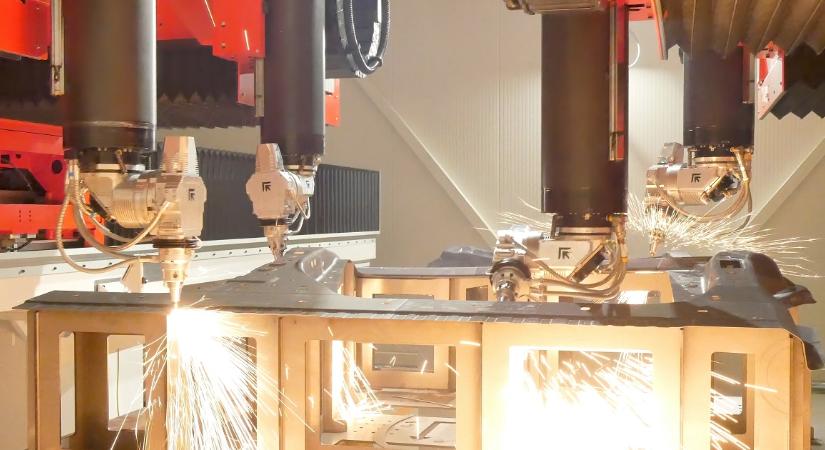 Négy fejjel előre – a Prima Power bemutatja a Giga Laser Next-et: új mérce a 3D lézervágásban az autóipar számára