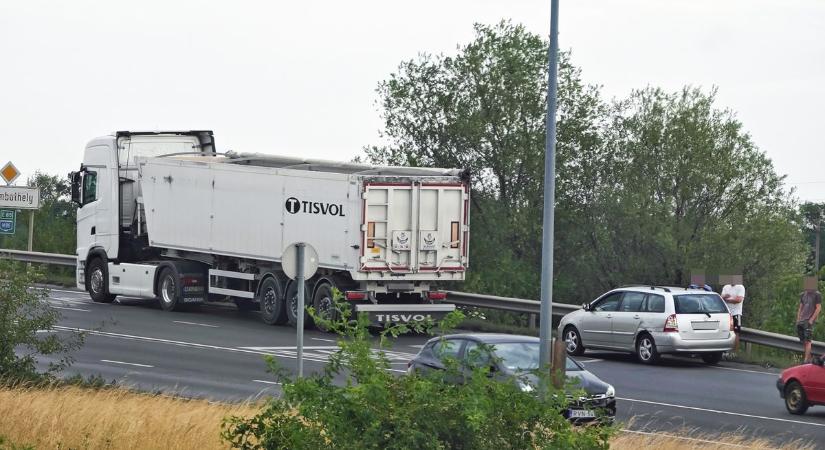 Kamion és személyautó ütközött Szombathely határában, torlódásra kell számítani - fotók