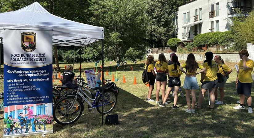 Rendőrökkel, polgárőrökkel, drónokkal és kutyákkal vetélkedtek a gyermekotthonok lakói Tatán