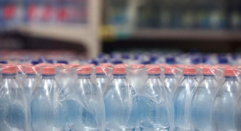 Súlyos veszély miatt visszahívták ezt az ásványvizet, a debreceni áruház is tele volt vele