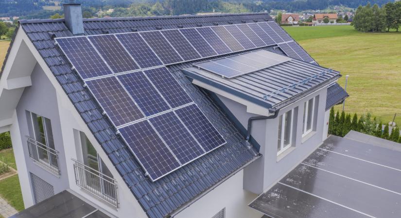 Minden napelem-tulajdonost érint, ezt kötelező megtenniük