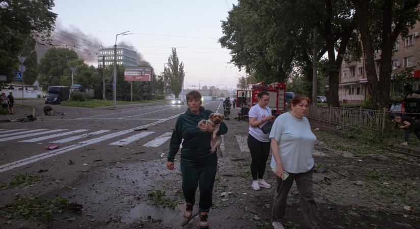 Lakóépületeket, iskolát, kórházat bombáztak az oroszok az éjjel Kijevben