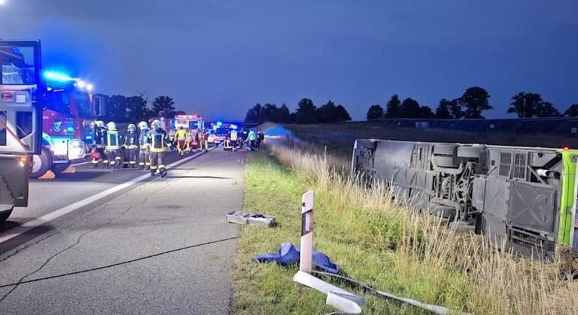 Súlyos buszbaleset az autópályán: felborult egy Bécsbe tartó Flixbus, rengeteg a sérült - fotók