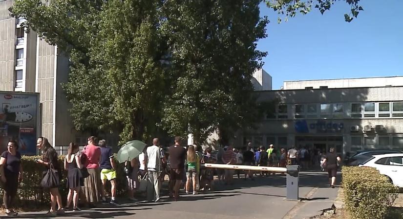 Reagált a vizsgálatokat végző magánszolgáltató arra, hogy a győri kórház betegeinek órákon át kellett várakozniuk a tűző napon