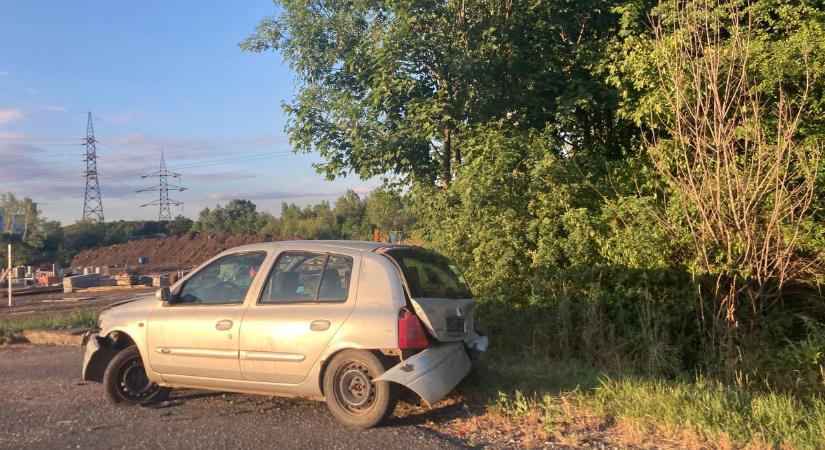 Több mint 2 hete csattant a 26-oson, ilyen szomorú látvány most a csúnyán összetört Renault – fotóval