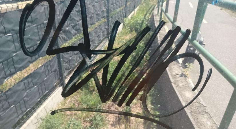 Sóstóhegy sem maradt érintetlen – újabb graffitik, újabb rongálás (fotók)