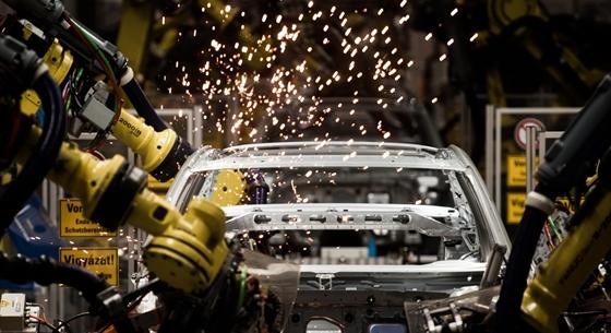 Alkatrészhiány sújtja az autóipart, rövidített munkaidőt vezetnek be a legnagyobb német gyárakban