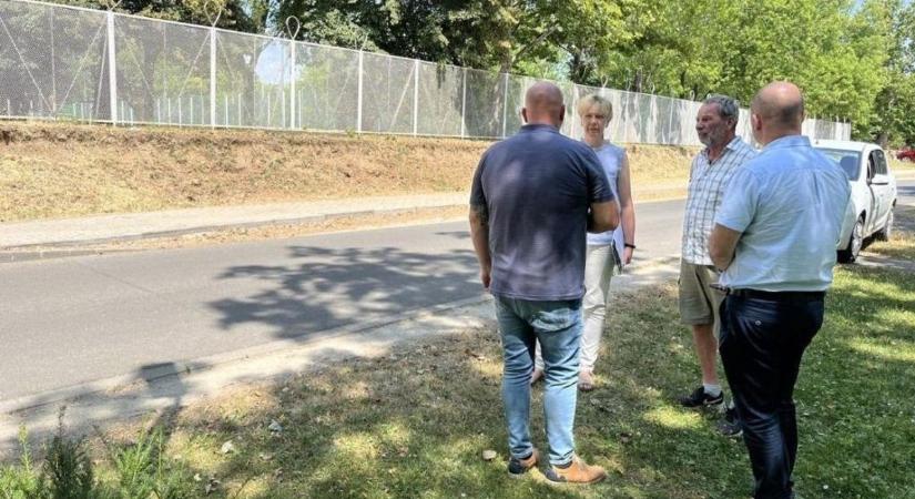 Támfal épül, mielőtt kidőlne a kerítés