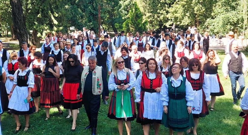 Hagyománytisztelő kavalkád – Népviseletbe öltözött Csíkszereda
