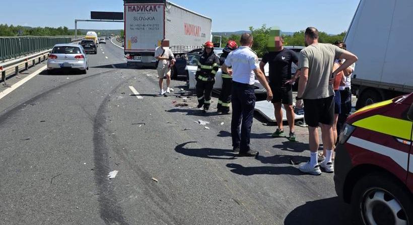Tömegbaleset a Déva-Nagylak autópályán: három gyerek és tizenegy felnőtt sérült meg