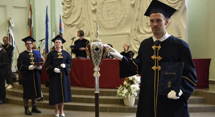 Diplomaátadó az óvári karon – A végzősök Mosonmagyaróvár Tiszteletbeli Polgárai címet kaptak - fotók