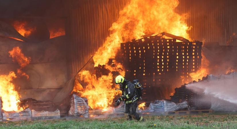 Lángolt a nap: rengetegszer mentek a tűzoltók