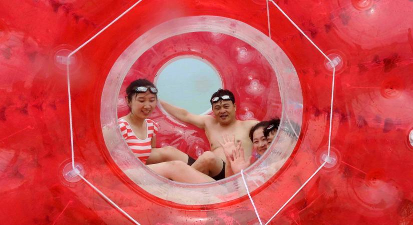 Meglepő felvételek érkeztek Észak-Koreából – Így strandolnak a távol-keleti diktatúrában élők