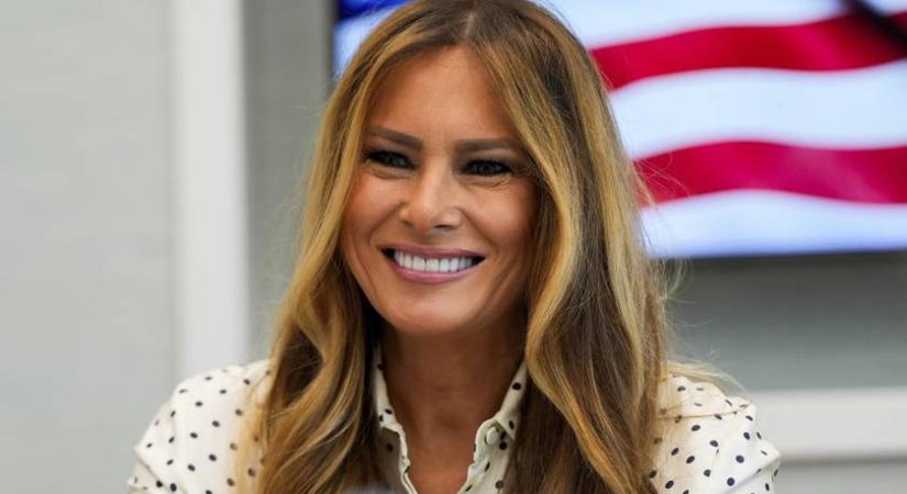 Melania Trump pöttyös ingben és ceruzaszoknyában látogatta meg a beteg gyerekeket: álomszép volt a first lady