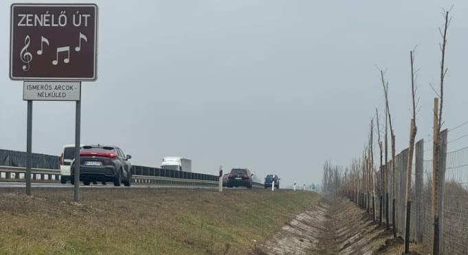 Hiába ígérte Lázár János, nem fojtották bele a dalt a Nélküledet harsogó útba