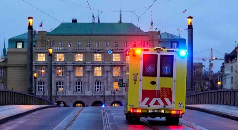Rendkívüli áramkimaradás van Prágában, nem járnak a metrók, a tűzoltók menekítik az embereket