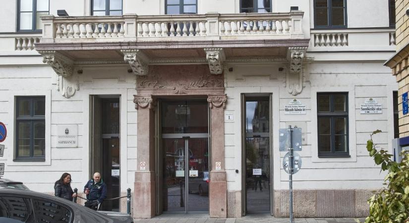 Fegyelmi indult a Pázmányon három pszichológus ellen, mert azt írták, hogy a szeretetteljes család fontosabb a gyereknek, mint a szülők neme