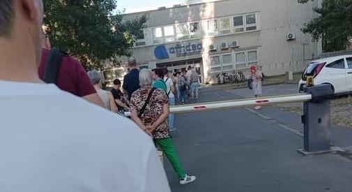 Reagált a magánszolgáltató arra, hogy a tűző napon órákig várakoztak az emberek a győri kórház előtt