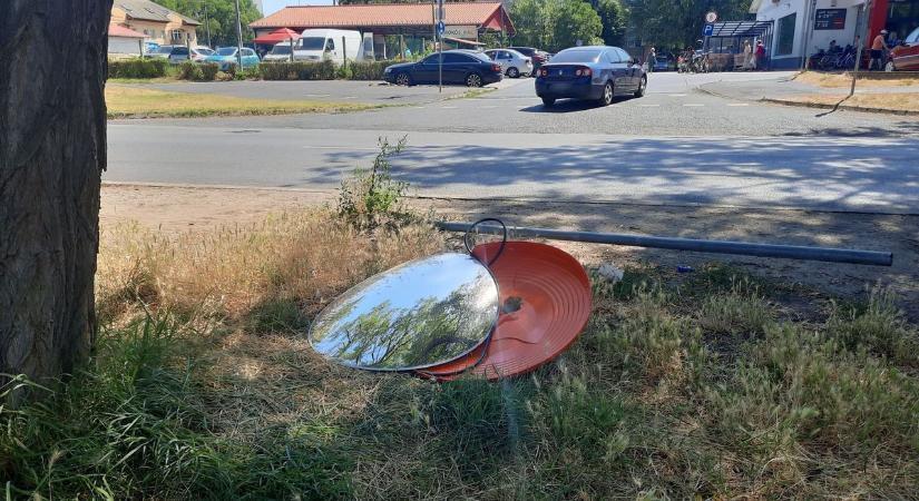 Tükrös balhé a Család utcán – ismeretlen jármű okozta a károkat (fotók)