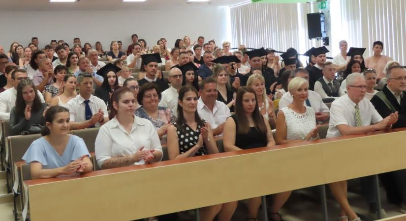 Ő az élő példa, hogy sosem késő tanulni, 57 évesen kapott diplomát – galériával