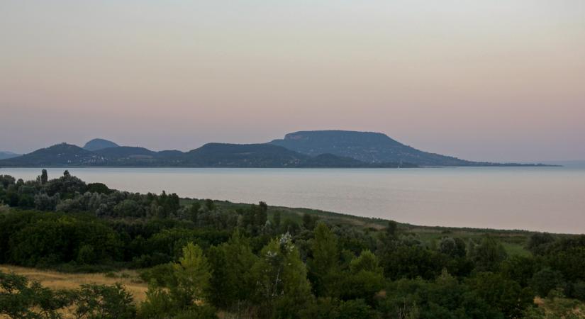 Rémisztő szám érkezett: fogyóban a Balaton