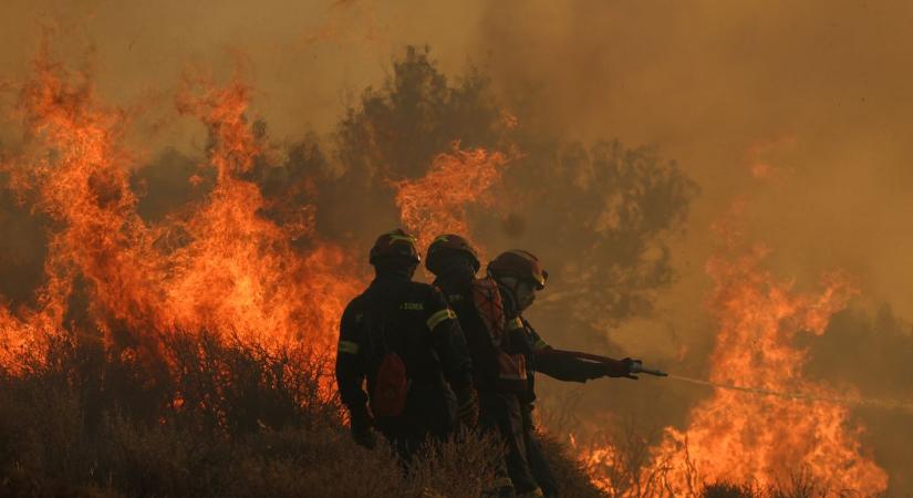Tízezrek menekülnek a lángok elől: Görögországban és Törökországban erdőtűz tombol