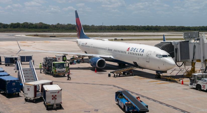 Ismét megtörtént! Menet közben lezuhant a repülő egy darabja a Delta Airlines járatáról