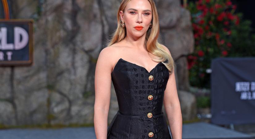 Scarlett Johansson alakját csodásan kiemelték ezek a ruhák: extra nőies volt a premieren