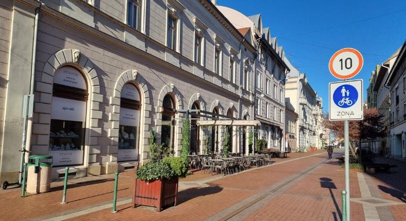 Kísértet járja be Szegedet: kommunista szimbólumok szerte a városban