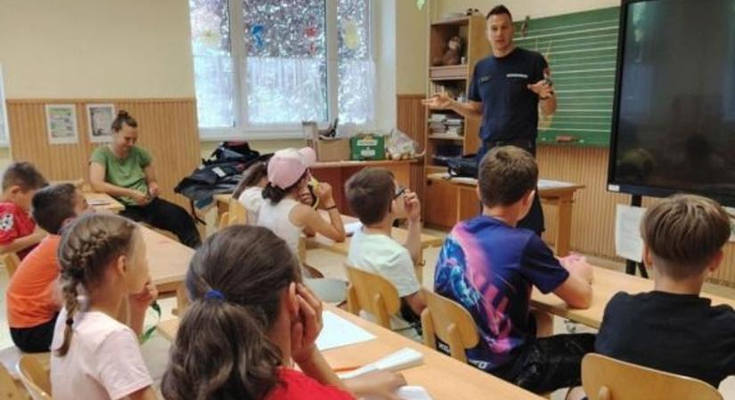 Iskolás gyerekeknek szerveztek tűzoltó tábort Tevelen
