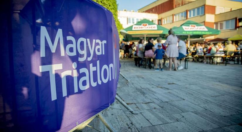Valaki jó ötletnek gondolt lenyúlni egy emberméretű figurát a most indult tiszaújvárosi fesztiválról