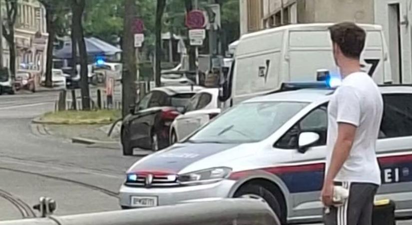 Nagy a riadalom Bécsben - Állig felfegyverzett rendőrök lepték el a forgalmas utcát