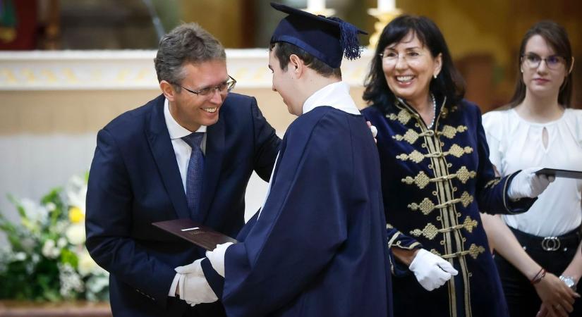 Hankó Balázs is gratulált a frissen diplomázott egri egyetemistáknak