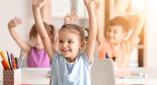 Emelik a családi pótlékot az elsősök szüleinek. Mutatjuk, mennyit kapnak az államtól