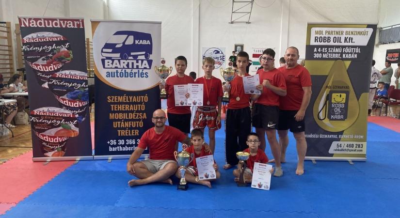 Hatalmas kupákkal tértek haza a hajdú-bihari kick-boxosok!