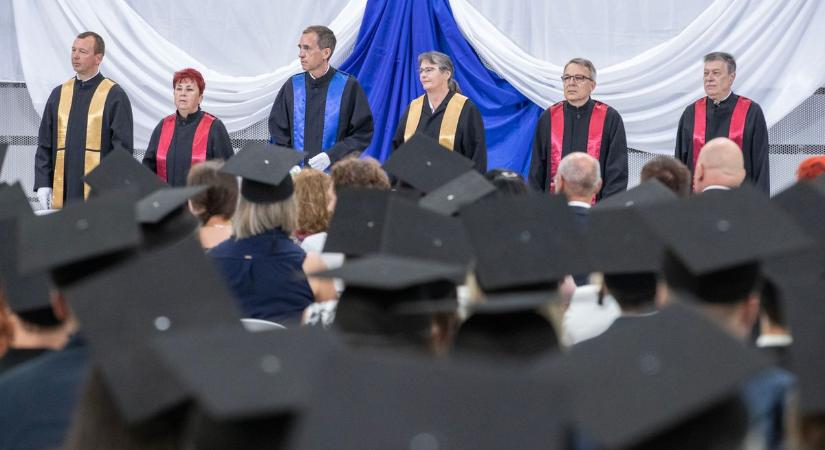 Diplomaosztó ünnepséget tartott a Kodolányi Egyetem a MET-ben (képgalériával)