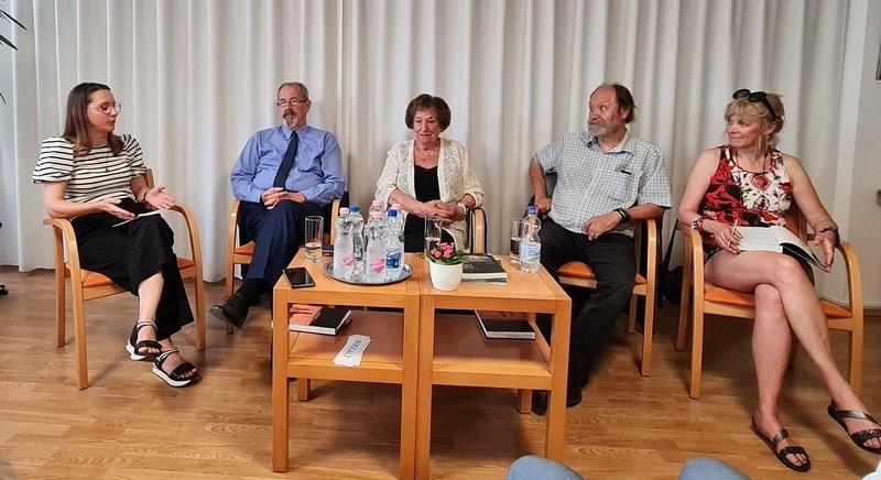 Tekints az égre, aztán nézz a földre! – Csillogás és katasztrófa kötetbemutató a Berzsenyi Dániel Könyvtárban