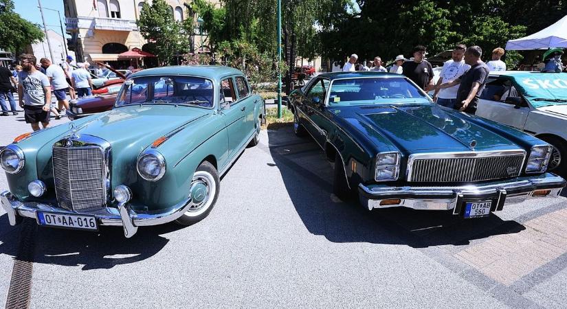 Veterán járművek zajától zengtek a város utcái, mesés felvételeken az oldtimerek