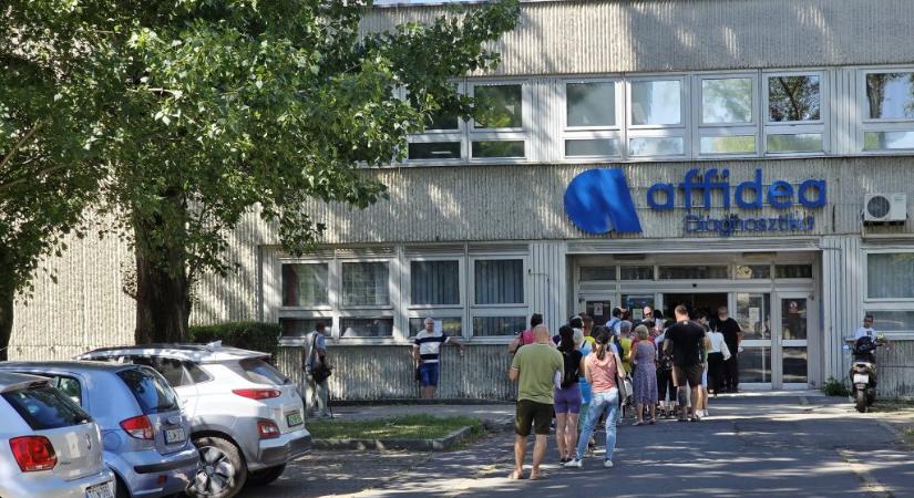 „Sajnáljuk, ami történt” – a diagnosztikai cég szerint egyedi eset volt, hogy hosszú sor várakozott a kánikulában vizsgálati időpontokért