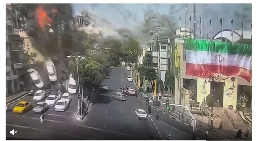 Videón, ahogy járművek repülnek a levegőbe az Irán elleni izraeli rakétatámadáskor