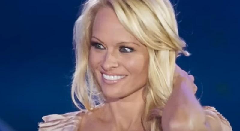 Mindenki mindenkivel – Pamela Anderson elárulta, mi folyt a Baywatch-forgatások szüneteiben
