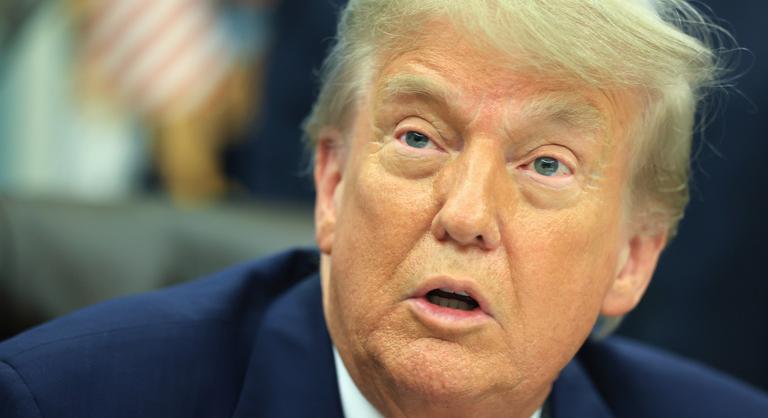Maratoni vita után elfogadták Donald Trump adócsökkentésről és kiadáscsökkentésről szóló törvényjavaslatát