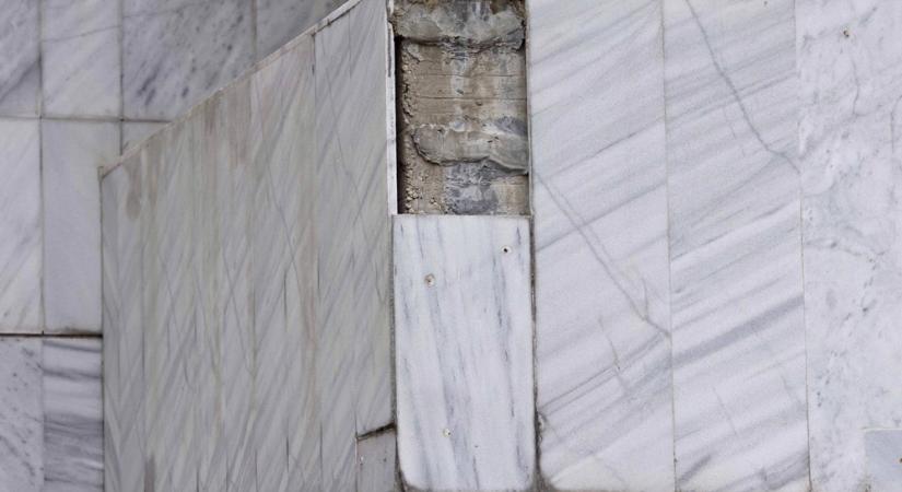 Hullik a márvány a homlokzatról, körbe kell kordonozni a győri színházat