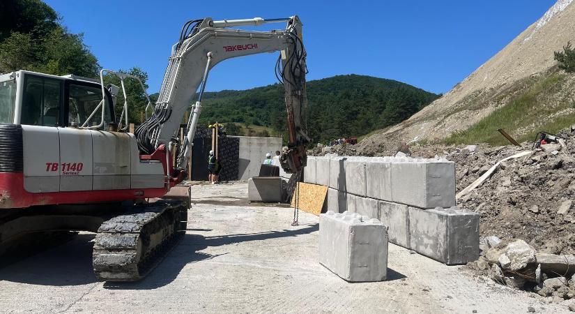 Továbbra is tíz napos csúszásban van a Korond-patak elterelése