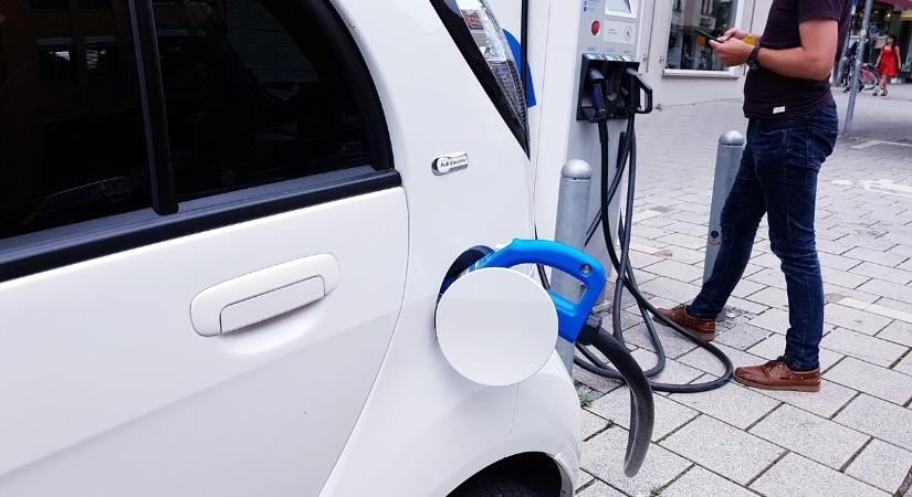 Kijózanító realitás: az elektromos autók töltése drágább, mint a hagyományos tankolás