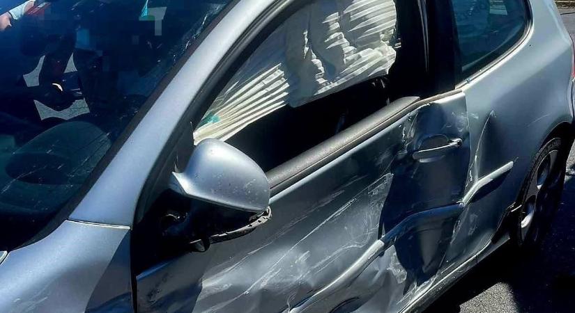 Nagy baleset történt a 82-es főúton, kamion ütközött autóval fotó