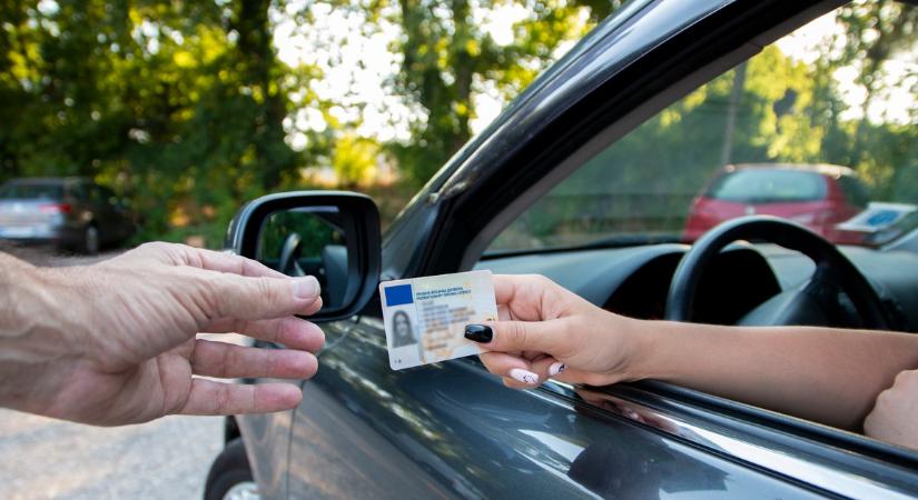 Vége a jó világnak, mostantól ennyit kell fizetni a jogsi online meghosszabbításáért