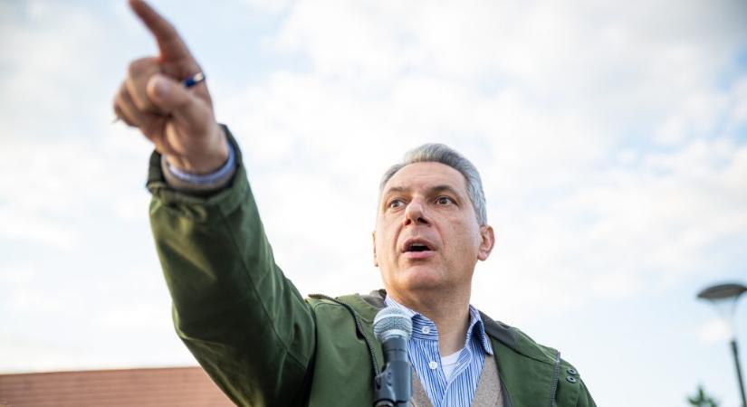 Lázár műtárgybútorokat ment válogatni, a múzeumi dolgozók „beszólós” pólóban fogadták a minisztert