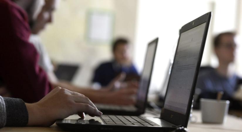 Újabb leépítés a Magyar Postánál, most közel 50 informatikust küldenek el