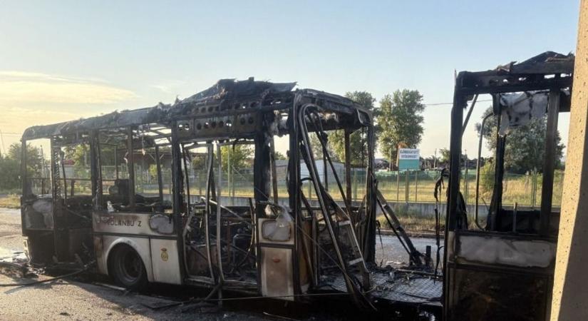 Helyszíni fotókon a kiégett busz Esztergomnál: minden a tűz martalékává vált